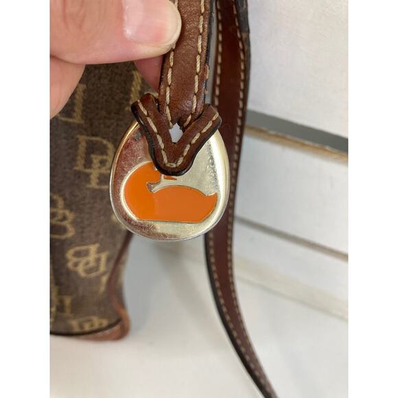 DOONEY & BOURKE, BROWN SIGNATURE CANVAS CROSSBODY BAG ASIS - Picture 3 of 16